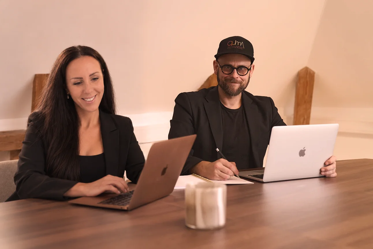 Erika och Timmi på Quma webbyrå planerar digitala annonskampanjer vid sina laptops.
