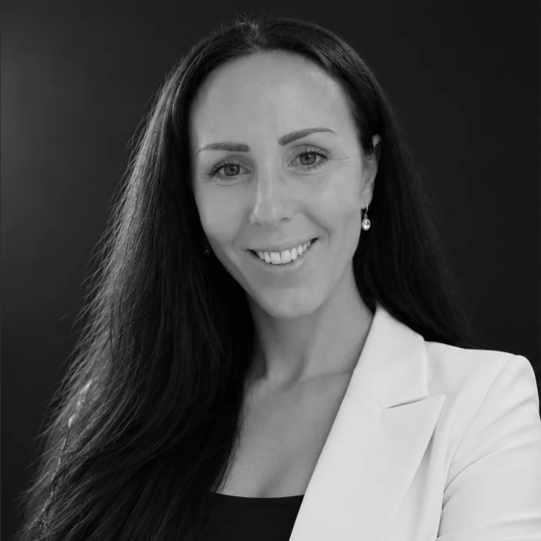 Porträtt av Erika på Quma webbyrå, som ler mot kameran.